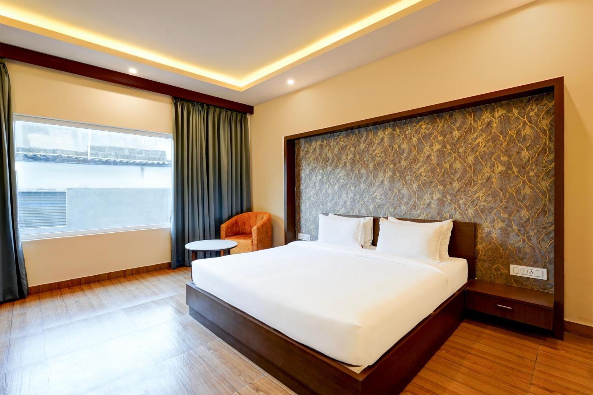 Caves Delhi Airport Guest house *